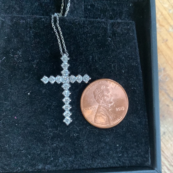 Gorgeous 1carat tw genuine diamond cross set in 14k white Gold - Picture 3 of 4